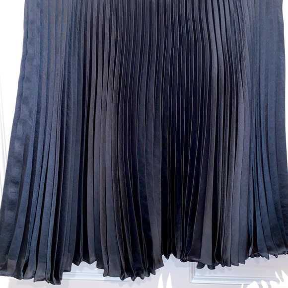 CLUB MONACO navy pleated skirt - Picture 3 of 5